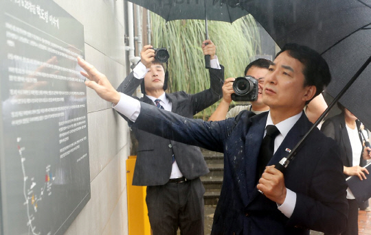박민식 국가보훈부 장관이 28일 전남 순천 매산고등학교를 찾아 충혼비를 둘러보고 있다. [연합뉴스]